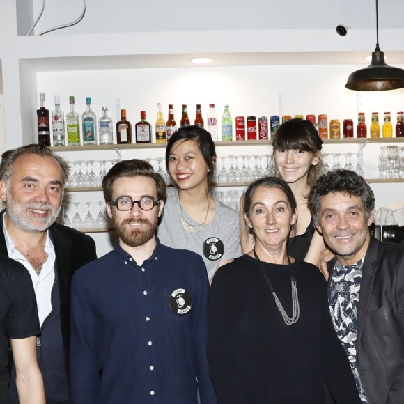 Exclusif - Bertrand Amar, Geoffroy Sardin, Thierry Moreau et Frédérique Debray-Moreau et l'équipe du restaurant - Inauguration du restaurant "Tough Burger" et vernissage de l'exposition Gilbert Mazout à Montreuil, le 5 Octobre 2017.© Marc Ausset- Lacroix / Bestimage
