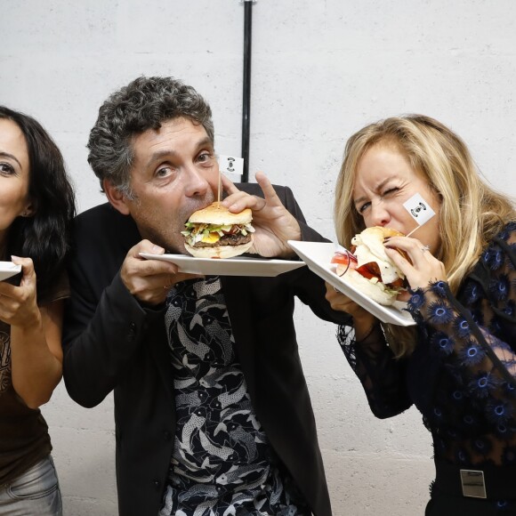 Exclusif - Fabienne Carat, Thierry Moreau, Enora Malagré - Inauguration du restaurant "Tough Burger" et vernissage de l'exposition Gilbert Mazout à Montreuil, le 5 Octobre 2017. © Marc Ausset- Lacroix / Bestimage