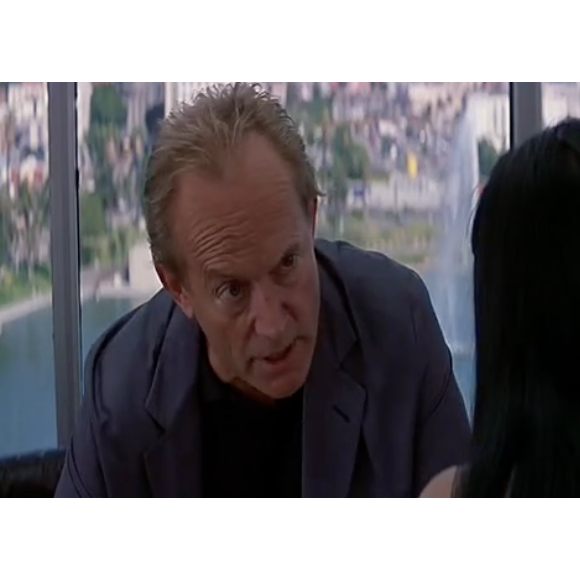 Lance Henriksen dans le rôle du puissant producteur John Milton dans Scream 3 (sorti en 2000).