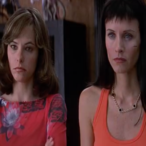 Parker Posey et Courteney Cox dans Scream 3, sorti en 2000.