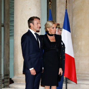 Emmanuel Macron et sa femme Brigitte Macron (robe, chaussures et sac Elie Saab) - Dîner d'Etat au Palais de l'Elysée en l'honneur de M. Aoun (Président de la République Libanaise) à Paris, le 25 septembre 2017. © Dominique Jacovides/Bestimage