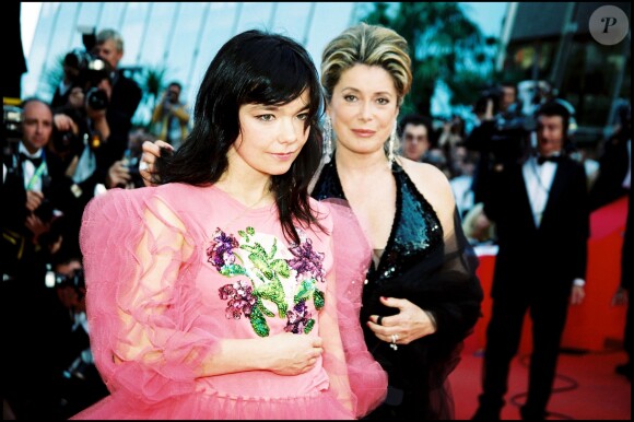 Björk et Catherine Deneuve montent les marches du Festival de Cannes pour "Dancer ine the Dark", en mai 2000.