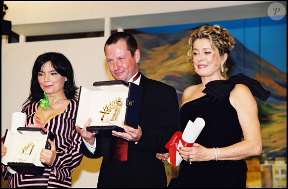 Lars von trier entre Björk et Catherine Deneuve, primés à Cannes pour "Dancer in the Dark", en mai 2000.