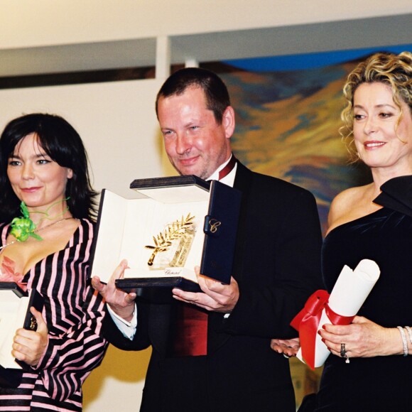 Lars von trier entre Björk et Catherine Deneuve, primés à Cannes pour "Dancer in the Dark", en mai 2000.