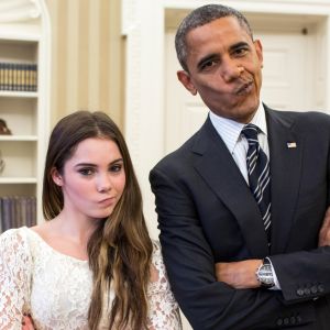 L'ancien président Barack Obama et la gymnaste McKayla Maroney à la Maison Blanche, à Washington le 19 novembre 2012.