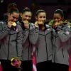 McKayla Maroney, Kyla Ross, Alexandra Raisman, Gabby Douglas et Jordyn Wieber médaillées d'or au concours par équipes en gymnastique lors des Jeux olympiques de Londres, le 31 juillet 2012.
