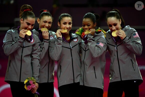 McKayla Maroney, Kyla Ross, Alexandra Raisman, Gabby Douglas et Jordyn Wieber médaillées d'or au concours par équipes en gymnastique lors des Jeux olympiques de Londres, le 31 juillet 2012.