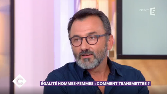 Frédéric Lopez raconte, sur le plateau de "C à vous" (France 5) le 18 octobre 2017, le jour où il a "failli tuer" un homme qui battait une femme.