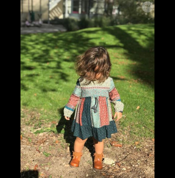 Amel Bent publie une photo de sa fille Sofia, un an et demi, sur Instagram le 19 octobre 2017.