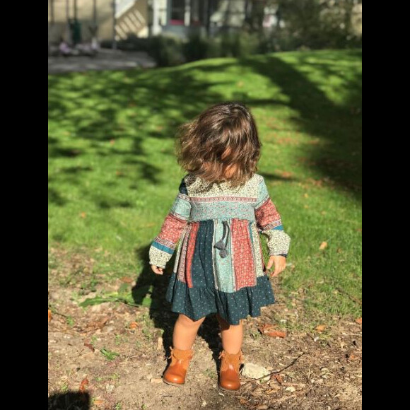 Amel Bent publie une photo de sa fille Sofia, un an et demi, sur Instagram le 19 octobre 2017.