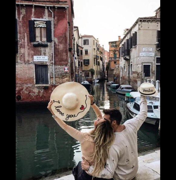 Emile Nef Naf à Venise avec son compagnon Bruno Cerella. Instagram, le 19 octobre 2017.