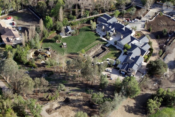 Vue aérienne de la maison de Kanye West et Kim Kardashian dans le quartier de Hidden Hills à Los Angeles, en chantier le 18 février 2016.