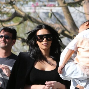 Kim Kardashian et Kanye West avec leur fille North dans le quartier de Bel-Air à Los Angeles en février 2016.