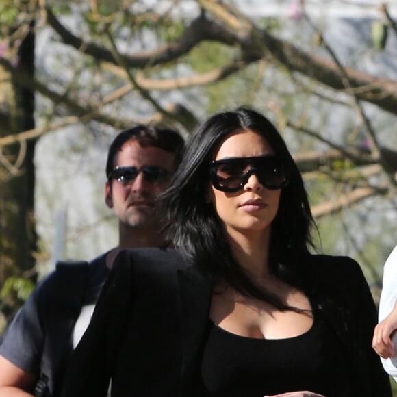 Kim Kardashian et Kanye West avec leur fille North dans le quartier de Bel-Air à Los Angeles en février 2016.