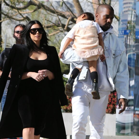 Kim Kardashian et Kanye West avec leur fille North dans le quartier de Bel-Air à Los Angeles en février 2016.