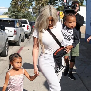 Kim Kardashian avec sa fille North West, son fils Saint West et une amie au Iceland Ice Skating Center à Los Angeles, le 21 septembre 2017