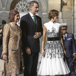 Le roi Felipe VI et la reine Letizia d'Espagne ont pris part, le 20 octobre 2017 au Théâtre Campoamor à Oviedo, à la cérémonie de remise des Prix Princesse des Asturies, en compagnie de la reine Sofia.