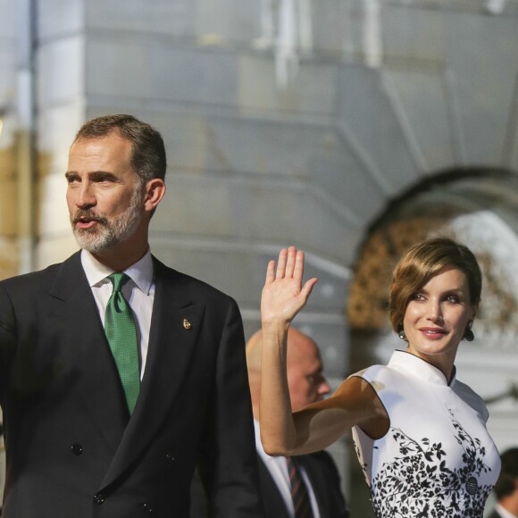 Le roi Felipe VI et la reine Letizia d'Espagne ont pris part, le 20 octobre 2017 au Théâtre Campoamor à Oviedo, à la cérémonie de remise des Prix Princesse des Asturies, en compagnie de la reine Sofia.