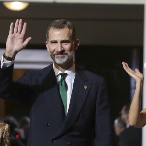 Le roi Felipe VI et la reine Letizia d'Espagne ont pris part, le 20 octobre 2017 au Théâtre Campoamor à Oviedo, à la cérémonie de remise des Prix Princesse des Asturies, en compagnie de la reine Sofia.