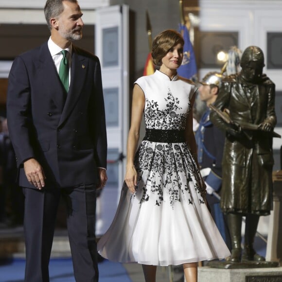 Le roi Felipe VI et la reine Letizia d'Espagne ont pris part, le 20 octobre 2017 au Théâtre Campoamor à Oviedo, à la cérémonie de remise des Prix Princesse des Asturies, en compagnie de la reine Sofia.