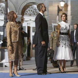 Le roi Felipe VI et la reine Letizia d'Espagne ont pris part, le 20 octobre 2017 au Théâtre Campoamor à Oviedo, à la cérémonie de remise des Prix Princesse des Asturies, en compagnie de la reine Sofia.