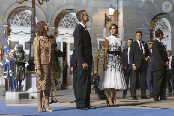 Le roi Felipe VI et la reine Letizia d'Espagne ont pris part, le 20 octobre 2017 au Théâtre Campoamor à Oviedo, à la cérémonie de remise des Prix Princesse des Asturies, en compagnie de la reine Sofia.