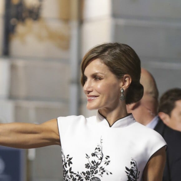 Le roi Felipe VI et la reine Letizia d'Espagne ont pris part, le 20 octobre 2017 au Théâtre Campoamor à Oviedo, à la cérémonie de remise des Prix Princesse des Asturies, en compagnie de la reine Sofia.