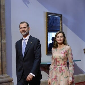 Le roi Felipe VI et la reine Letizia d'Espagne ont rencontré le 20 octobre 2017 à l'Hôtel Reconquista à Oviedo lauréats et personnalités à l'occasion des Prix Princesse des Asturies.