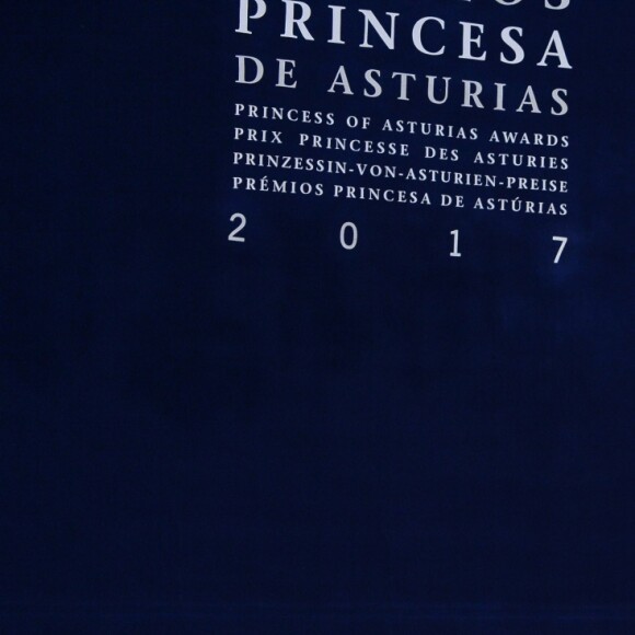 Le roi Felipe VI et la reine Letizia d'Espagne ont rencontré le 20 octobre 2017 à l'Hôtel Reconquista à Oviedo lauréats et personnalités à l'occasion des Prix Princesse des Asturies.