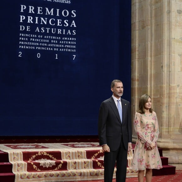 Le roi Felipe VI et la reine Letizia d'Espagne ont rencontré le 20 octobre 2017 à l'Hôtel Reconquista à Oviedo lauréats et personnalités à l'occasion des Prix Princesse des Asturies.