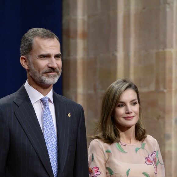 Le roi Felipe VI et la reine Letizia d'Espagne ont rencontré le 20 octobre 2017 à l'Hôtel Reconquista à Oviedo lauréats et personnalités à l'occasion des Prix Princesse des Asturies.