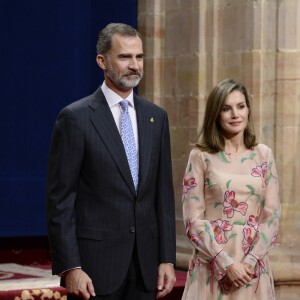 Le roi Felipe VI et la reine Letizia d'Espagne ont rencontré le 20 octobre 2017 à l'Hôtel Reconquista à Oviedo lauréats et personnalités à l'occasion des Prix Princesse des Asturies.