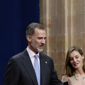 Le roi Felipe VI et la reine Letizia d'Espagne ont rencontré le 20 octobre 2017 à l'Hôtel Reconquista à Oviedo lauréats et personnalités à l'occasion des Prix Princesse des Asturies.