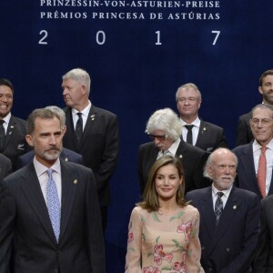 Le roi Felipe VI et la reine Letizia d'Espagne ont rencontré le 20 octobre 2017 à l'Hôtel Reconquista à Oviedo lauréats et personnalités à l'occasion des Prix Princesse des Asturies.