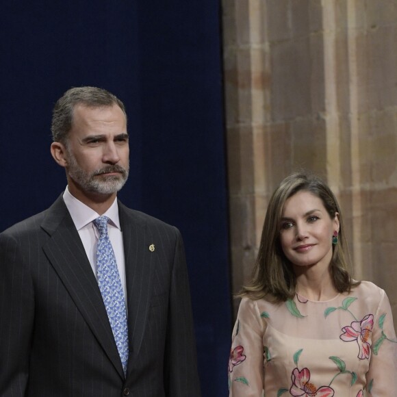Le roi Felipe VI et la reine Letizia d'Espagne ont rencontré le 20 octobre 2017 à l'Hôtel Reconquista à Oviedo lauréats et personnalités à l'occasion des Prix Princesse des Asturies.
