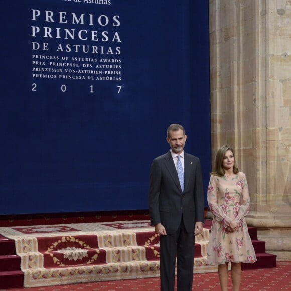 Le roi Felipe VI et la reine Letizia d'Espagne ont rencontré le 20 octobre 2017 à l'Hôtel Reconquista à Oviedo lauréats et personnalités à l'occasion des Prix Princesse des Asturies.