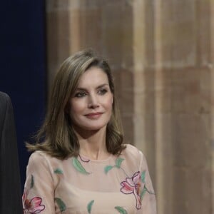 Le roi Felipe VI et la reine Letizia d'Espagne ont rencontré le 20 octobre 2017 à l'Hôtel Reconquista à Oviedo lauréats et personnalités à l'occasion des Prix Princesse des Asturies.