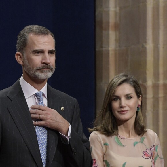 Le roi Felipe VI et la reine Letizia d'Espagne ont rencontré le 20 octobre 2017 à l'Hôtel Reconquista à Oviedo lauréats et personnalités à l'occasion des Prix Princesse des Asturies.