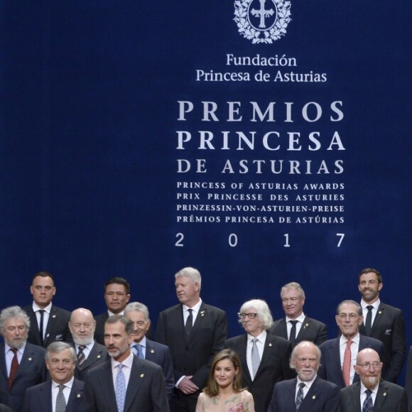 Le roi Felipe VI et la reine Letizia d'Espagne ont rencontré le 20 octobre 2017 à l'Hôtel Reconquista à Oviedo lauréats et personnalités à l'occasion des Prix Princesse des Asturies.