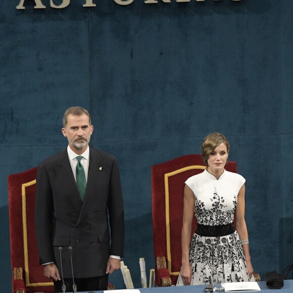 Le roi Felipe VI et la reine Letizia d'Espagne ont assisté, le 20 octobre 2017 au Théâtre Campoamor à Oviedo et en compagnie de la reine Sofia, à la cérémonie de remise des Prix Princesse des Asturies.