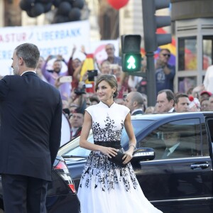 Le roi Felipe VI et la reine Letizia d'Espagne ont assisté, le 20 octobre 2017 au Théâtre Campoamor à Oviedo et en compagnie de la reine Sofia, à la cérémonie de remise des Prix Princesse des Asturies.