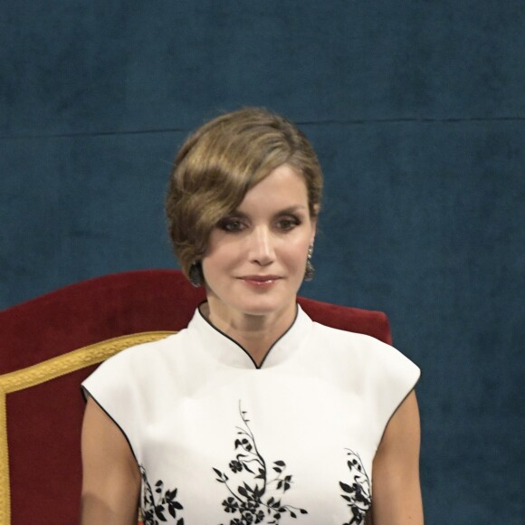 Le roi Felipe VI et la reine Letizia d'Espagne ont assisté, le 20 octobre 2017 au Théâtre Campoamor à Oviedo et en compagnie de la reine Sofia, à la cérémonie de remise des Prix Princesse des Asturies.
