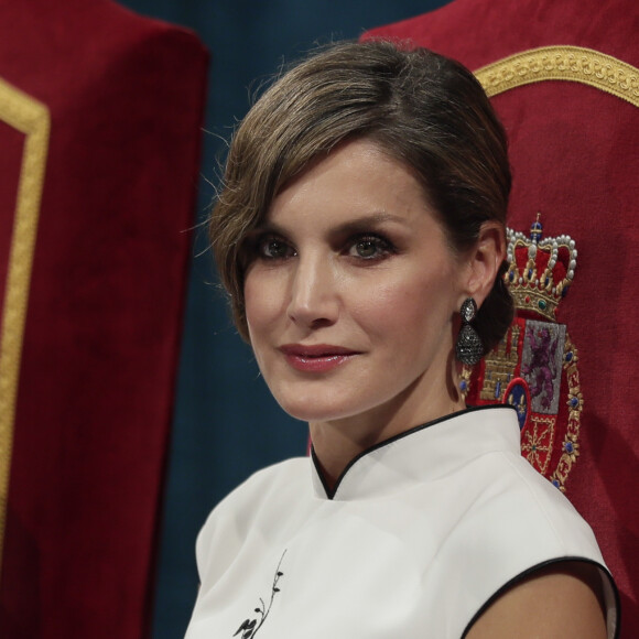 Le roi Felipe VI et la reine Letizia d'Espagne ont assisté, le 20 octobre 2017 au Théâtre Campoamor à Oviedo et en compagnie de la reine Sofia, à la cérémonie de remise des Prix Princesse des Asturies.