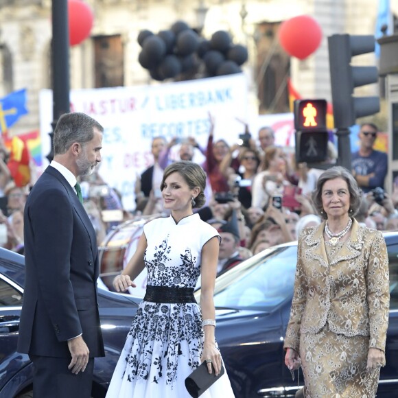 Le roi Felipe VI et la reine Letizia d'Espagne ont assisté, le 20 octobre 2017 au Théâtre Campoamor à Oviedo et en compagnie de la reine Sofia, à la cérémonie de remise des Prix Princesse des Asturies.