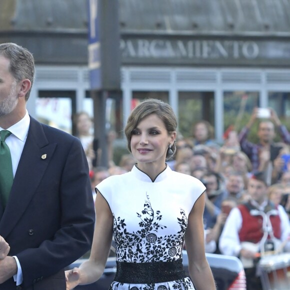 Le roi Felipe VI et la reine Letizia d'Espagne ont assisté, le 20 octobre 2017 au Théâtre Campoamor à Oviedo et en compagnie de la reine Sofia, à la cérémonie de remise des Prix Princesse des Asturies.