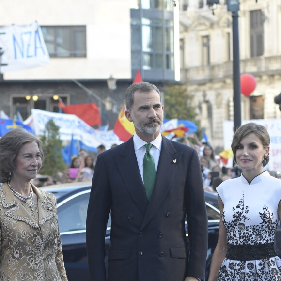 Le roi Felipe VI et la reine Letizia d'Espagne ont assisté, le 20 octobre 2017 au Théâtre Campoamor à Oviedo et en compagnie de la reine Sofia, à la cérémonie de remise des Prix Princesse des Asturies.