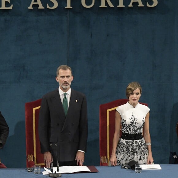 Le roi Felipe VI et la reine Letizia d'Espagne ont assisté, le 20 octobre 2017 au Théâtre Campoamor à Oviedo et en compagnie de la reine Sofia, à la cérémonie de remise des Prix Princesse des Asturies.