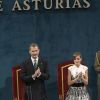 Le roi Felipe VI et la reine Letizia d'Espagne ont assisté, le 20 octobre 2017 au Théâtre Campoamor à Oviedo et en compagnie de la reine Sofia, à la cérémonie de remise des Prix Princesse des Asturies.