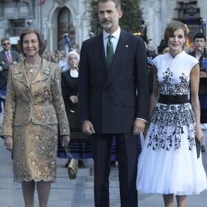 Le roi Felipe VI et la reine Letizia d'Espagne ont assisté, le 20 octobre 2017 au Théâtre Campoamor à Oviedo et en compagnie de la reine Sofia, à la cérémonie de remise des Prix Princesse des Asturies.