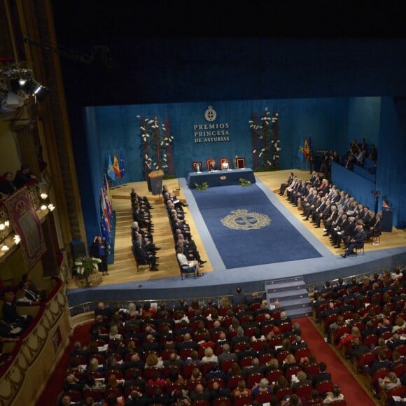 Le roi Felipe VI et la reine Letizia d'Espagne ont assisté, le 20 octobre 2017 au Théâtre Campoamor à Oviedo et en compagnie de la reine Sofia, à la cérémonie de remise des Prix Princesse des Asturies.